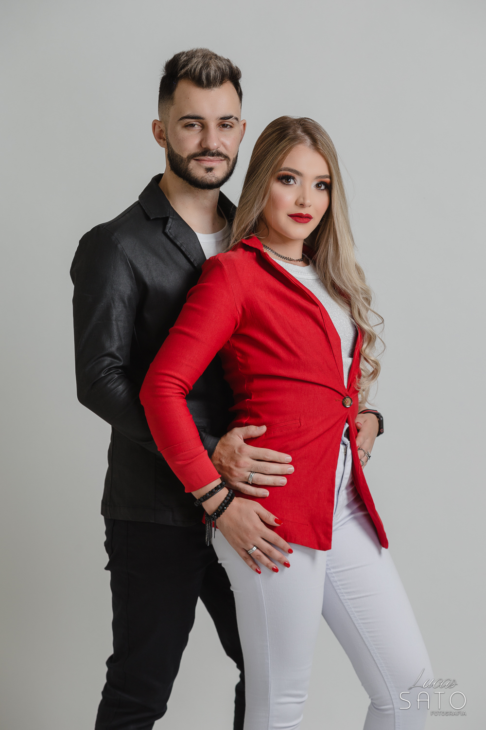 Poses para fotos de casal. Fotografia de estúdio realizado na cidade de São Gotardo-MG