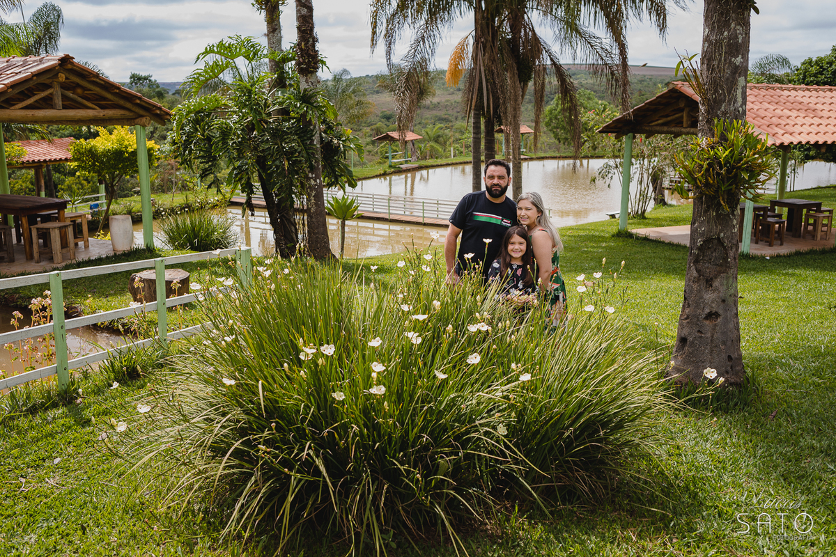 Fotografia de família realizada em São Gotardo no Pesque Pague Pantanal Mineiro.