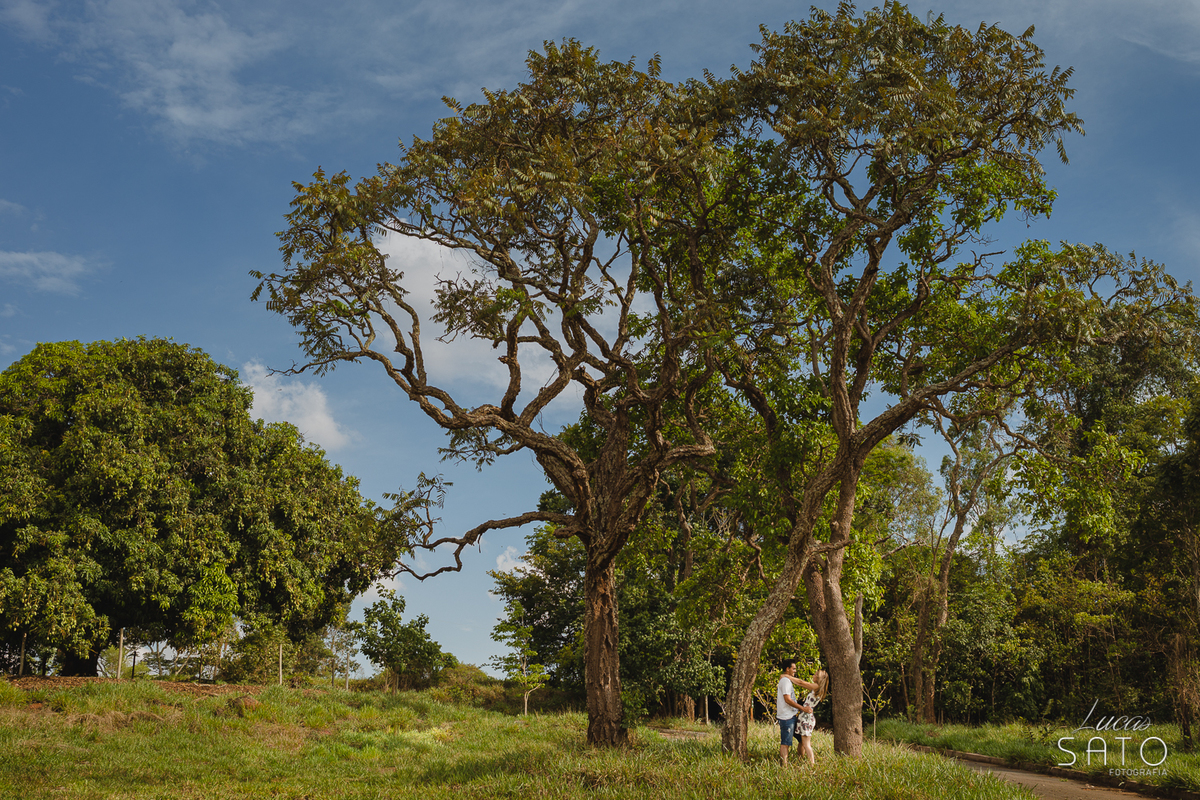 Foto minimalista de casal no dia do pré wedding na Pousada Brasileiro em Rio Paranaíba-MG