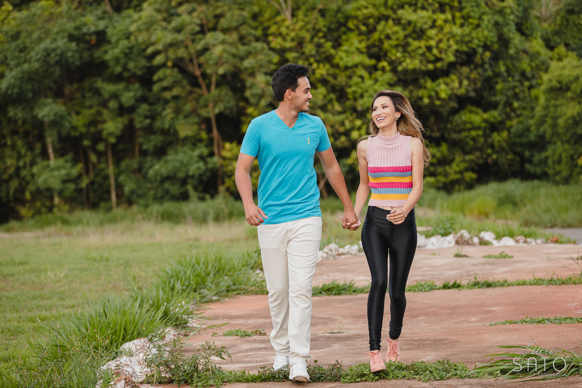 Fotografia de casal em pose espontânea durante o ensaio namorando realizado em Rio Paranaíba na Pousada Brasileiro.
