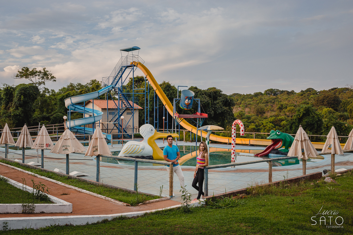 Já pensou em fazer o seu ensaio num parque de diversão? Fica muito bacana e claro, divertido! Ensaio de casal realizado na Pousada Brasileiro em Rio Paranaíba-MG