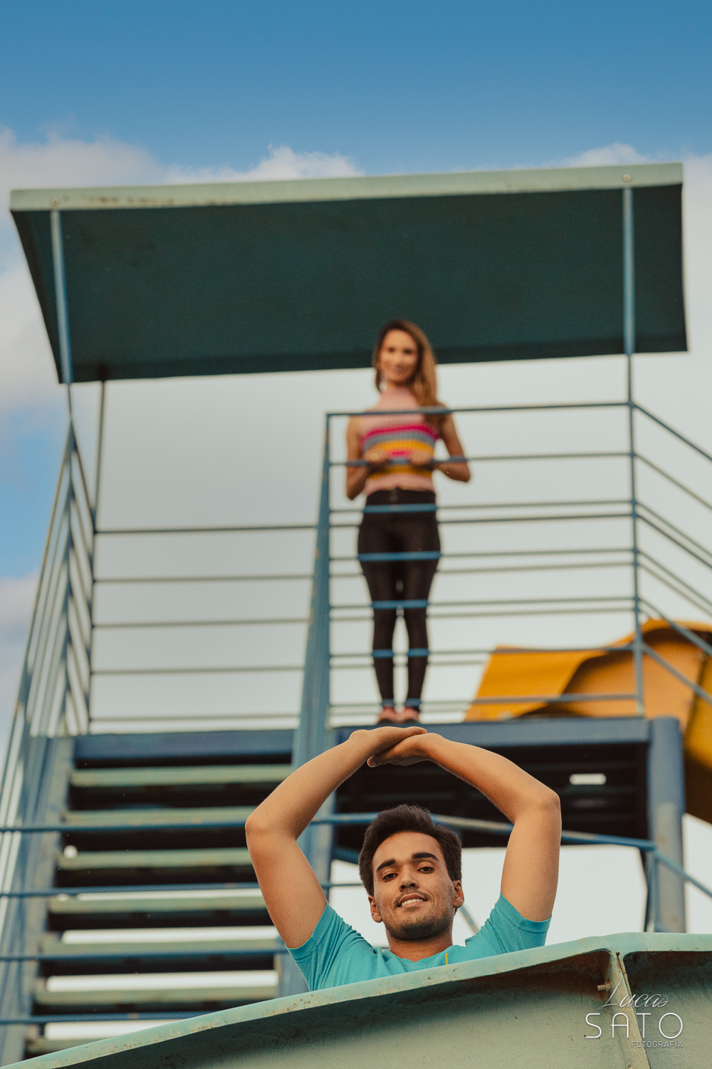 Pose de casal diferente. Noivo segurando a noiva numa alusão a super força. Ensaio de casal divertido realizado na cidade de Rio Paranaíba-MG