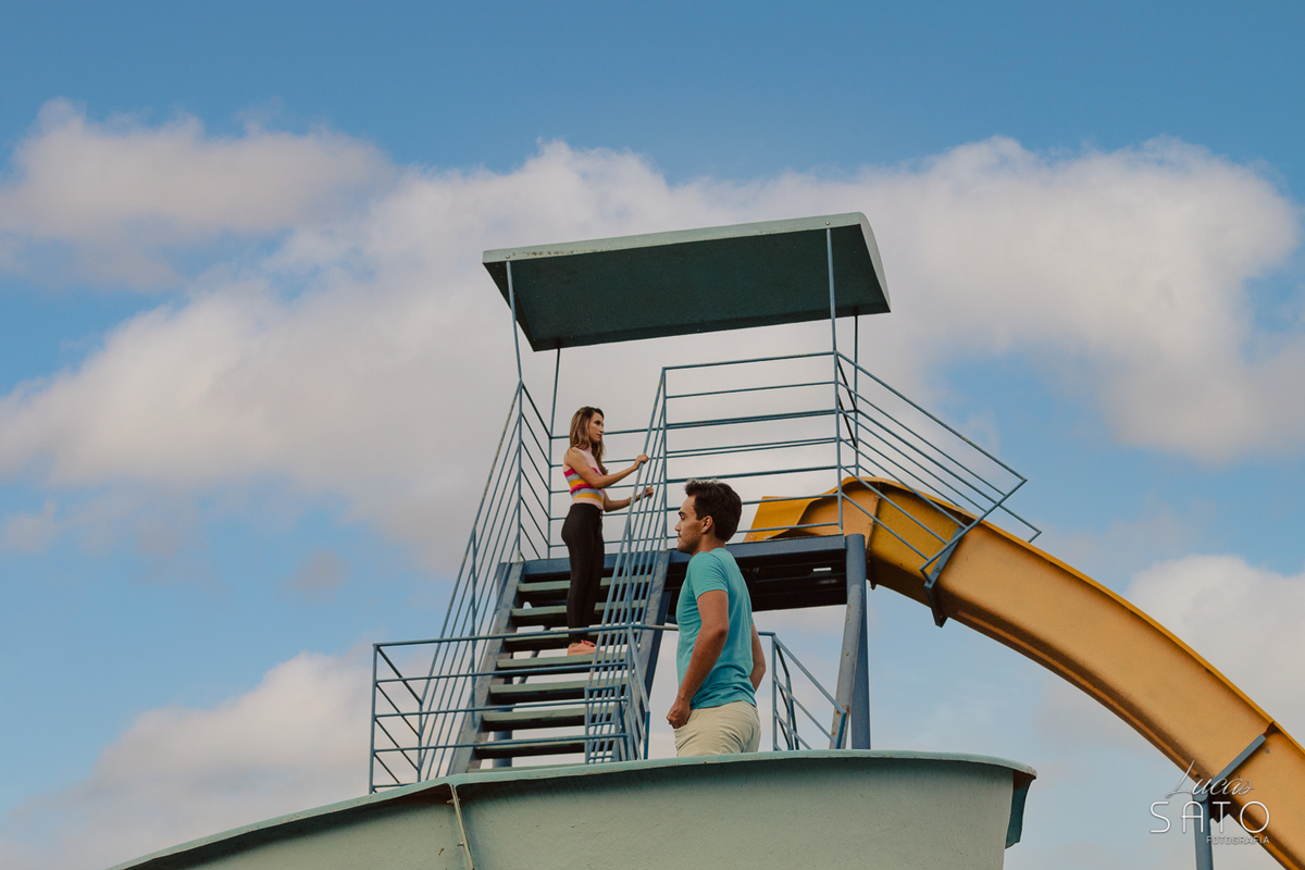 Foto diferente de ensaio namorando ou ensaio de casal realizado num parque de diversões em Rio Paranaíba-MG