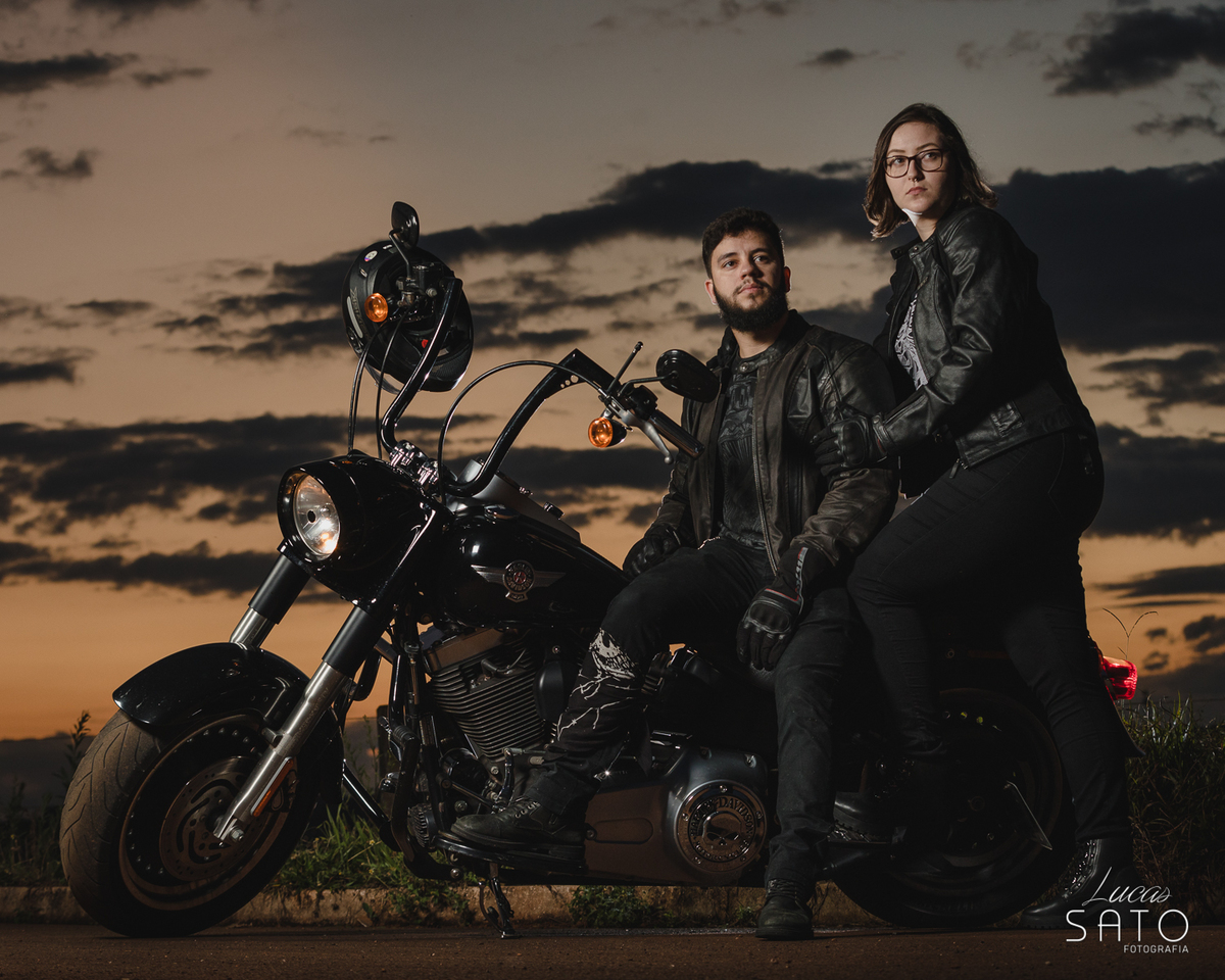 Fotografia de casal ao entardecer com moto Harley Davidson preta em São Gotardo-MG