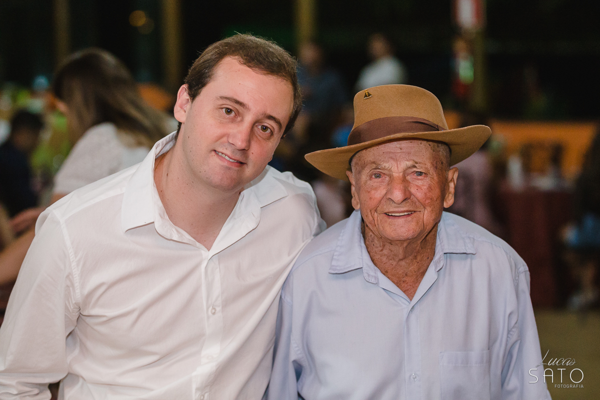 Fotografia importante de momentos únicos. O noivo e seu avô. Fotógrafo de eventos em São Gotardo-MG
