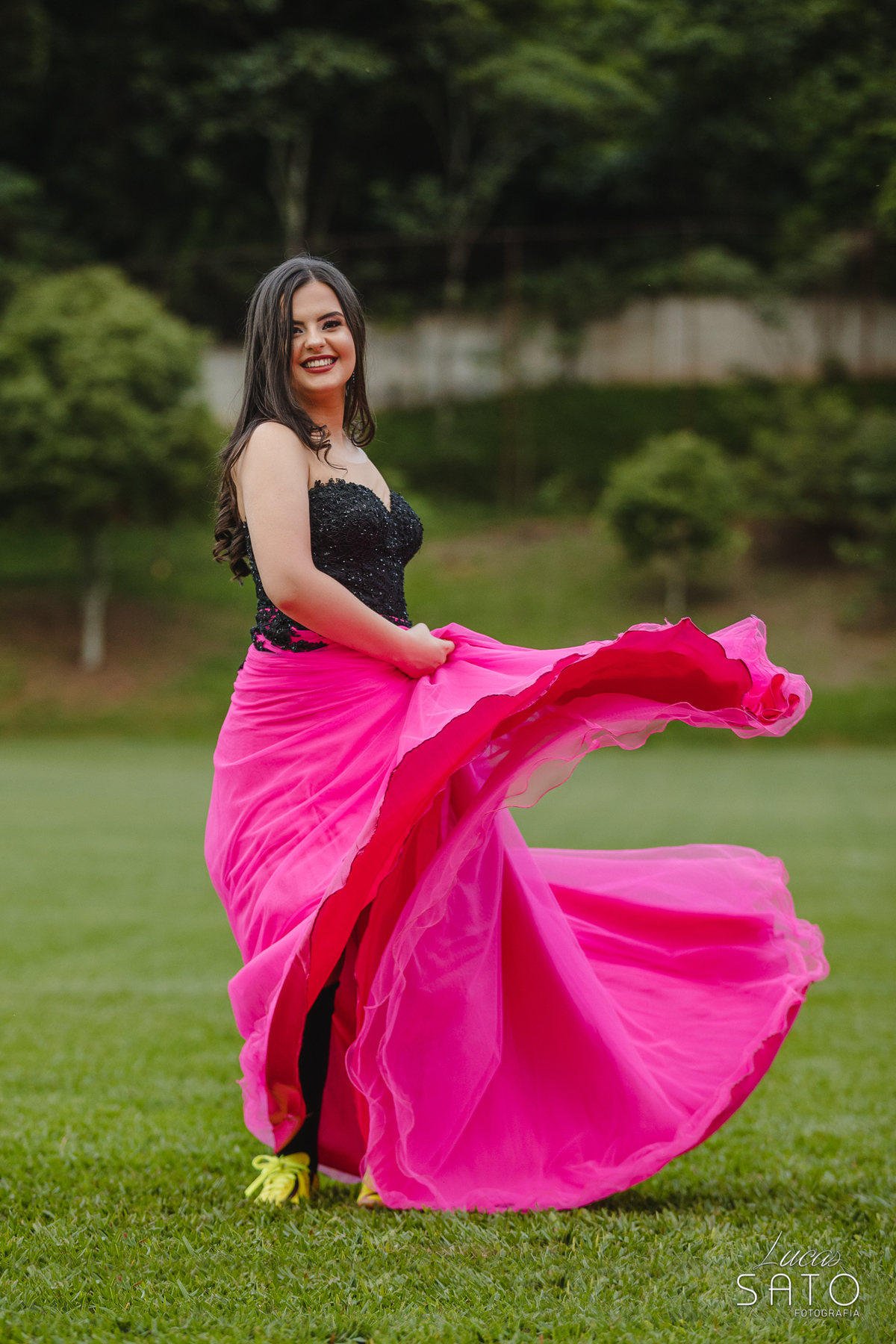 Olha que bacana desse vestido rosa com as chuterias verdes e meião esportivo. Book de 15 anos ousado e diferente realizado em São Gotardo-MG.