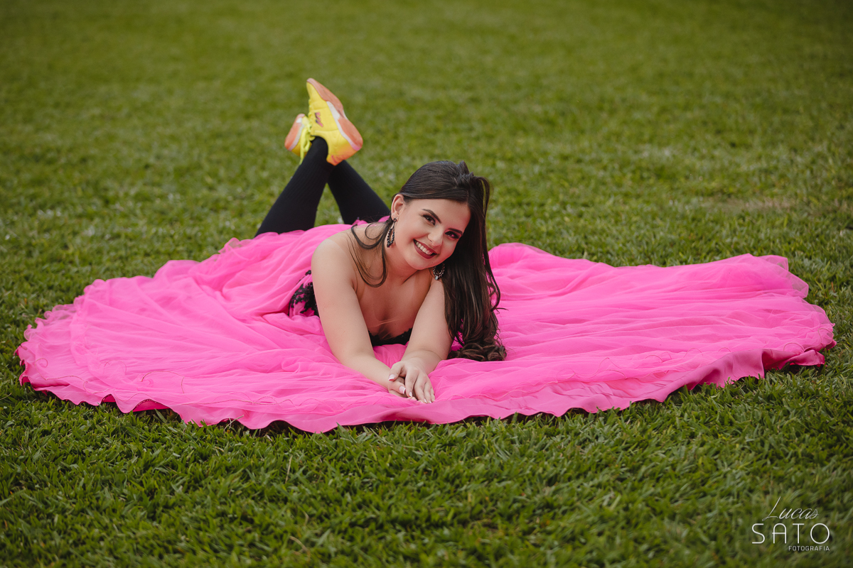 Vestido pink para ensaio de 15 anos ou book realizado no campo de futebol de São Gotardo-MG