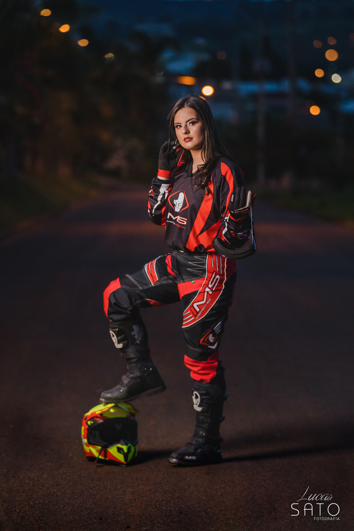 Foto com roupa de moto. Fotografia strobist realizado pelo fotógrafo Lucas Sato-Fotografia na cidade de São Gotardo-MG