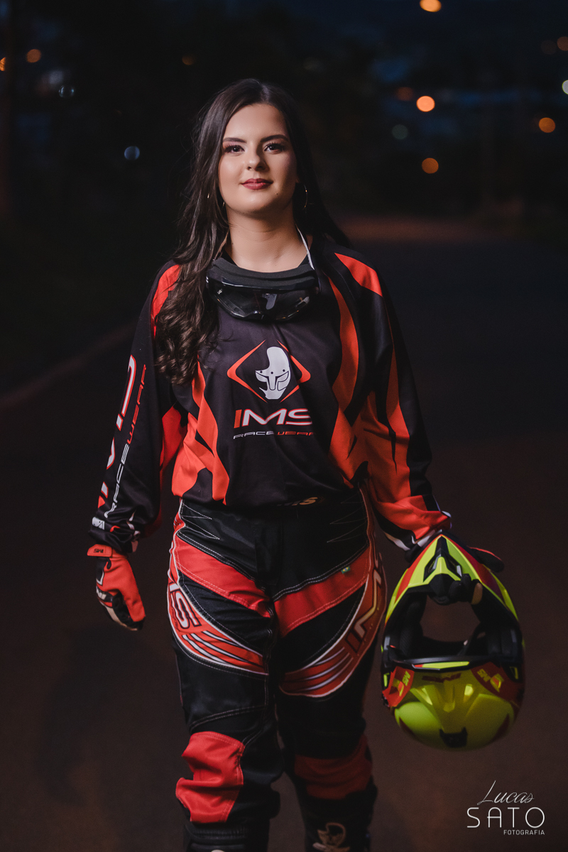 Roupa de moto vermelha e preta com capacete amarelo para combinar no ensaio de 15 anos em São Gotardo-MG