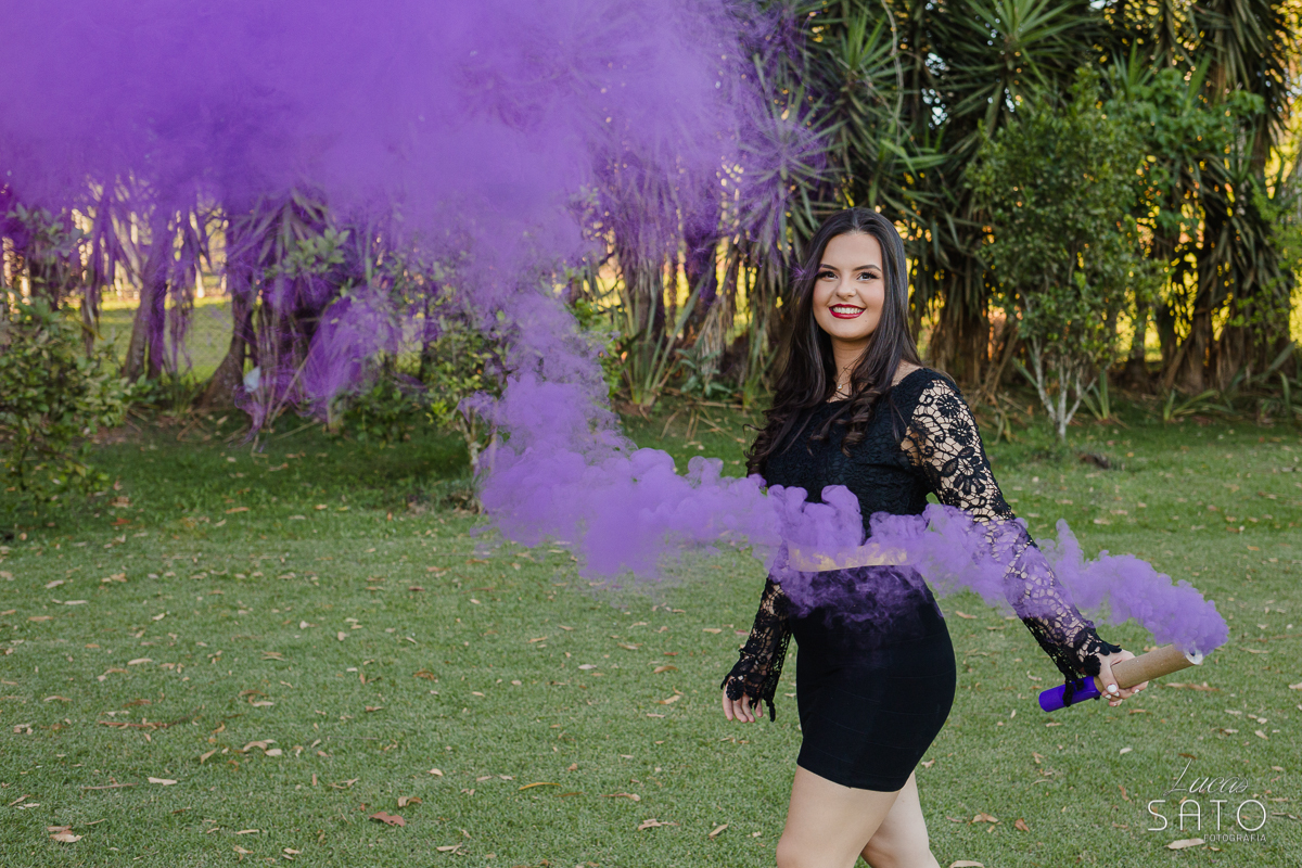 Foto de ensaio com fumaça colorida. Ensaio de 15 anos com fumaça roxa ou lilás. Deixe a fotografia mais colorida e alegre.