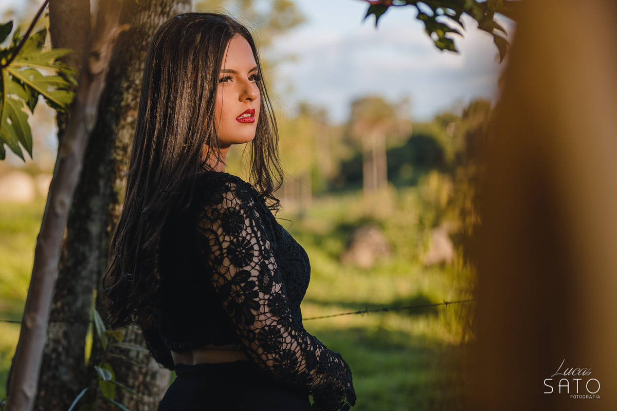Retrato de ensaio de 15 anos na natureza com objetivo de mostrar o rosto da fotografada.