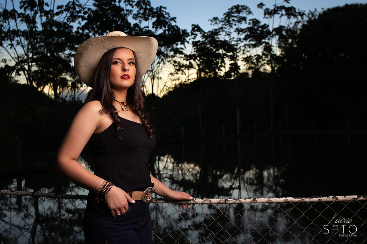 Fotografia com uso de flash no estilo strobist realizado na cidade de São Gotardo-MG. Book no fim de tarde com estilo country