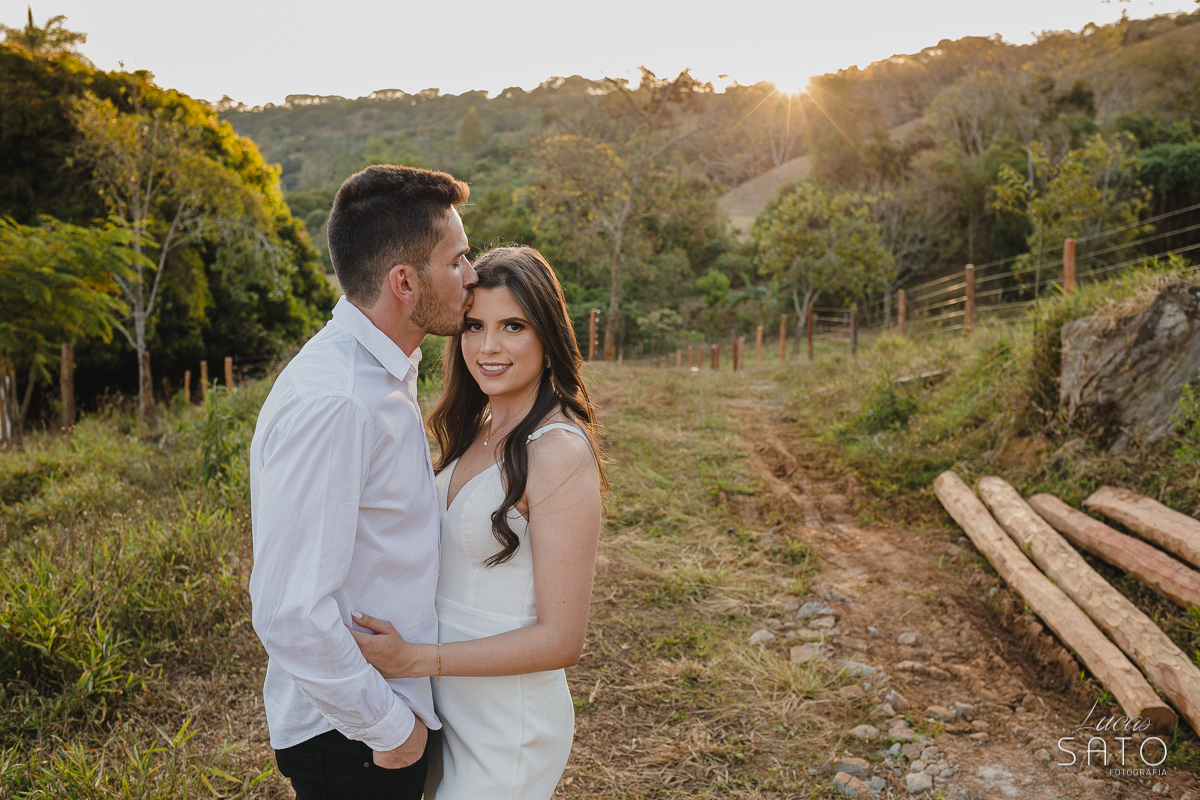 Vestido branco combinando com a camisa branca durante o ensaio de casal realizado em São Gotardo-MG