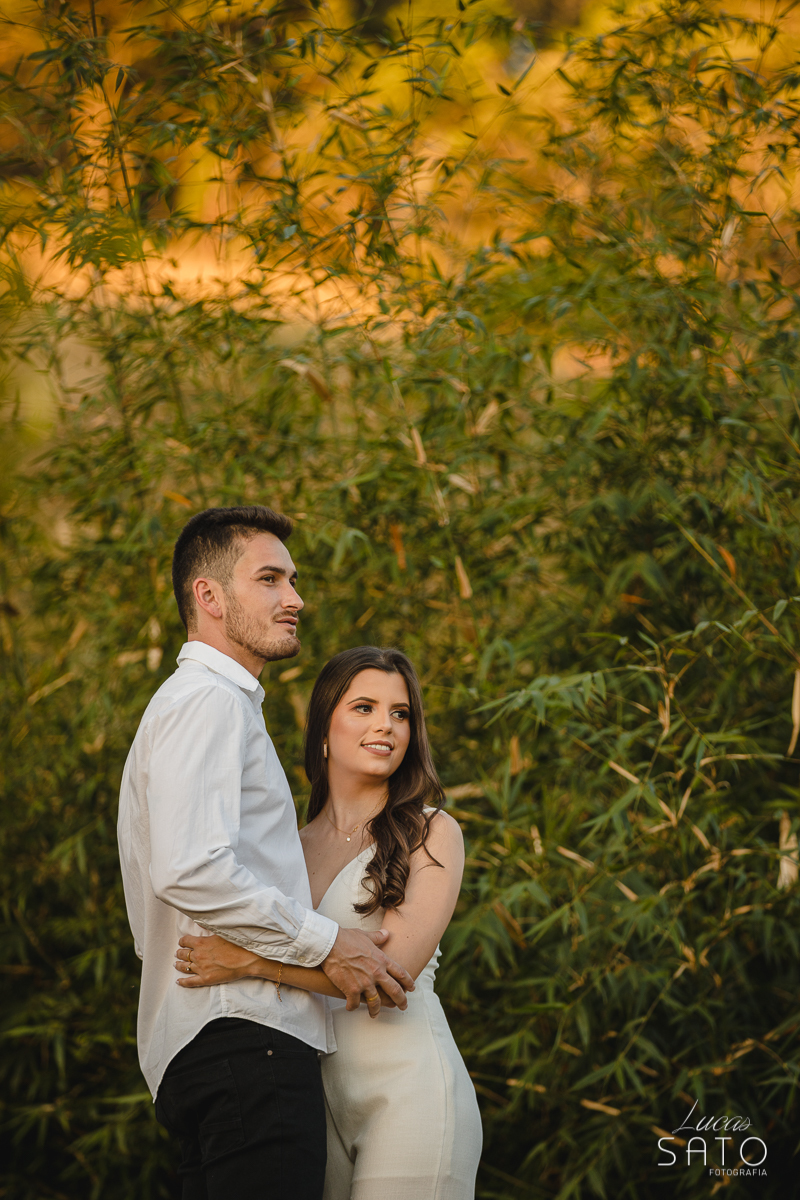 Olhar para paisagem para deixar o retrato com foco no pensando do casal.
