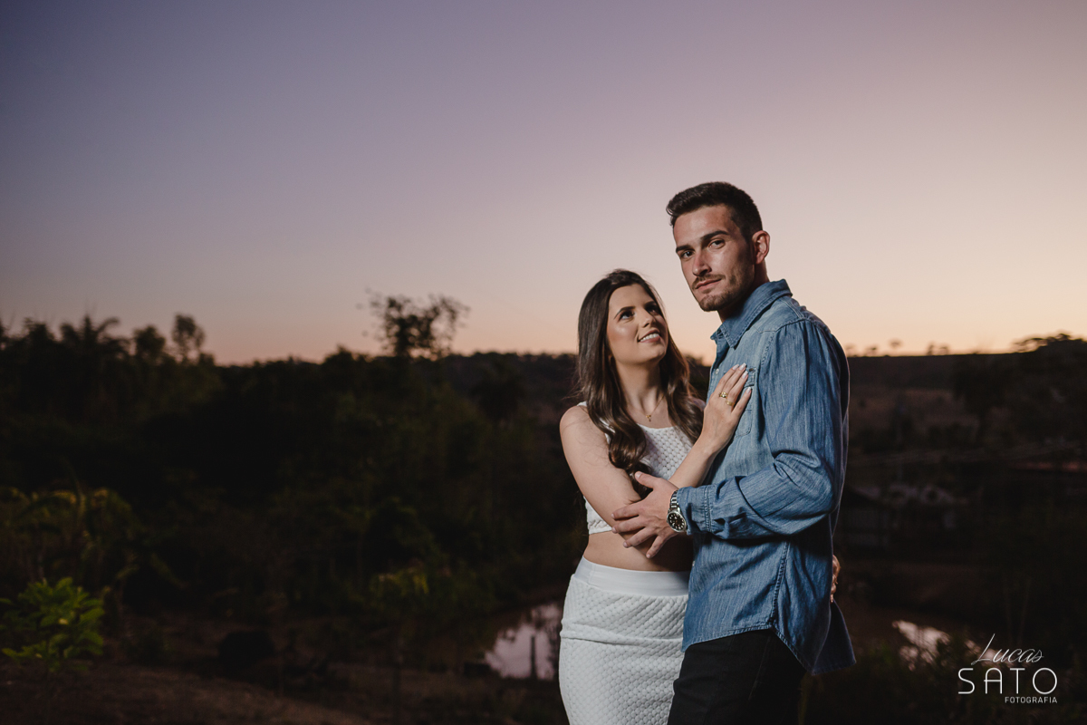 Fotografia no fim de tarde durante ensaio de casal no sítio na região de São Gotardo-MG