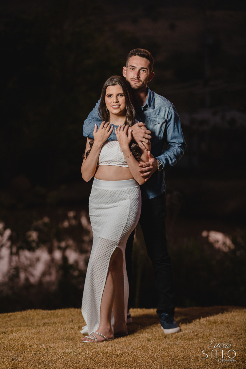 Look com vestido branco para ensaio namorando realizado na cidade de São Gotardo-MG