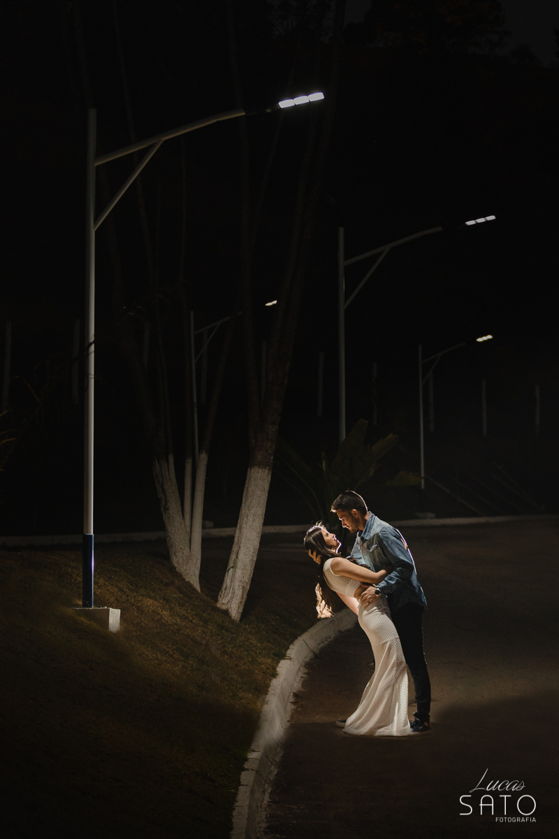 Fotografia noturna do ensaio de casal da Lara e Alex realizado em sítio na cidade de São Gotardo-MG