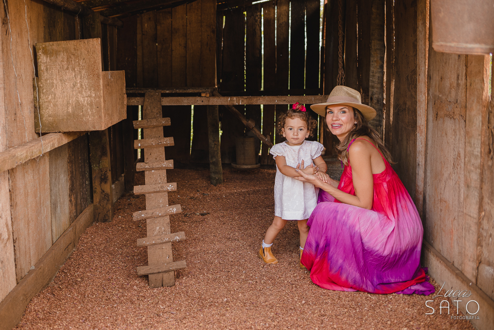 Foto da mãe e filha no sitio em meio ao galinheiro.