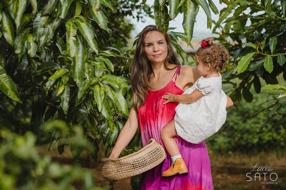Fotografia de ensaio de mãe e filha realizado em sítio na região de São Gotardo-MG