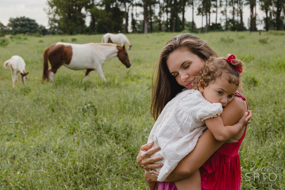 Foto de mãe e filha que transmite paz, harmonia e amor. Ensaio de família realizado na região de São Gotardo e Matutina-MG.