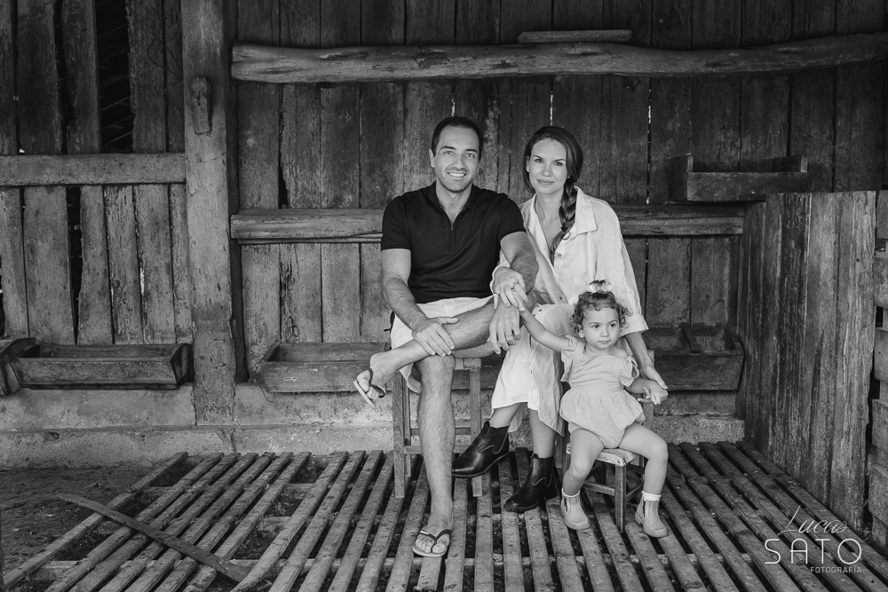 Fotografia preto e branco de família no sítio ou fazendo na região de São Gotardo-MG