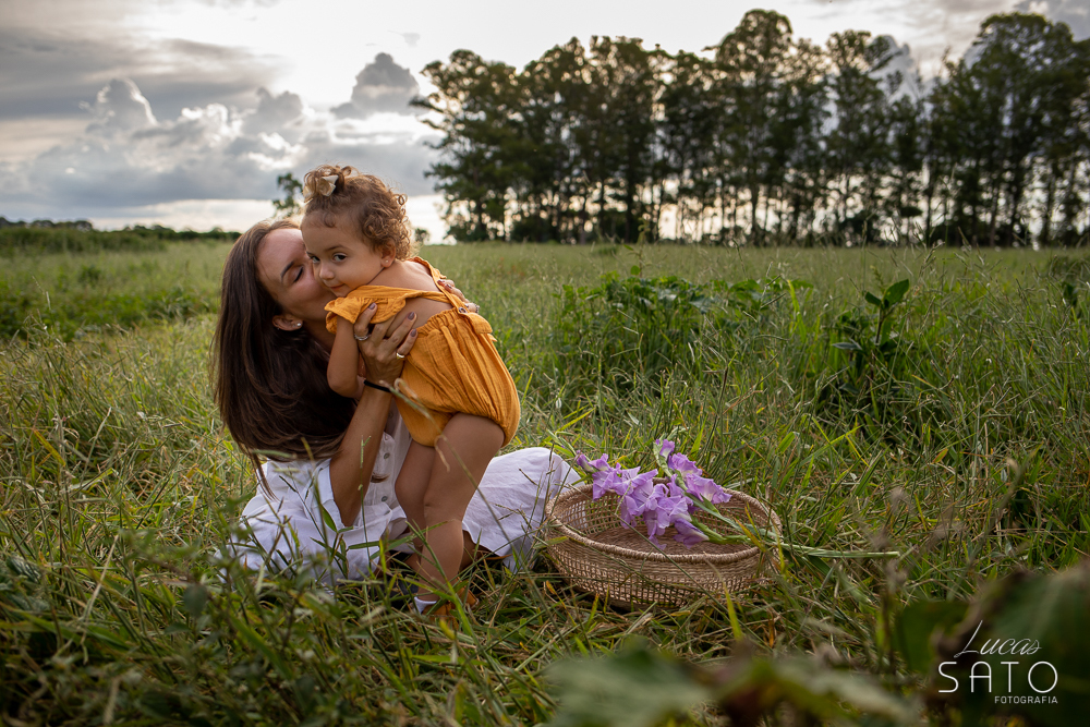 Mãe e filha em ensaio com muito verde. Ensaio realizado no sítio