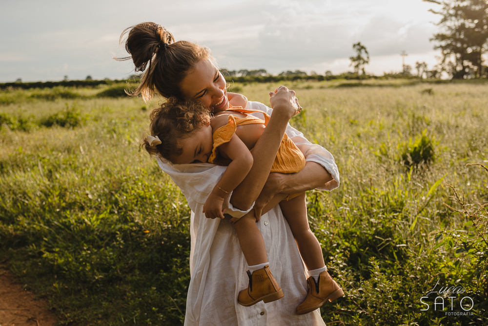 Foto linda de mãe e filha durante o ensaio de família realizado em sítio na região de São Gotardo-MG