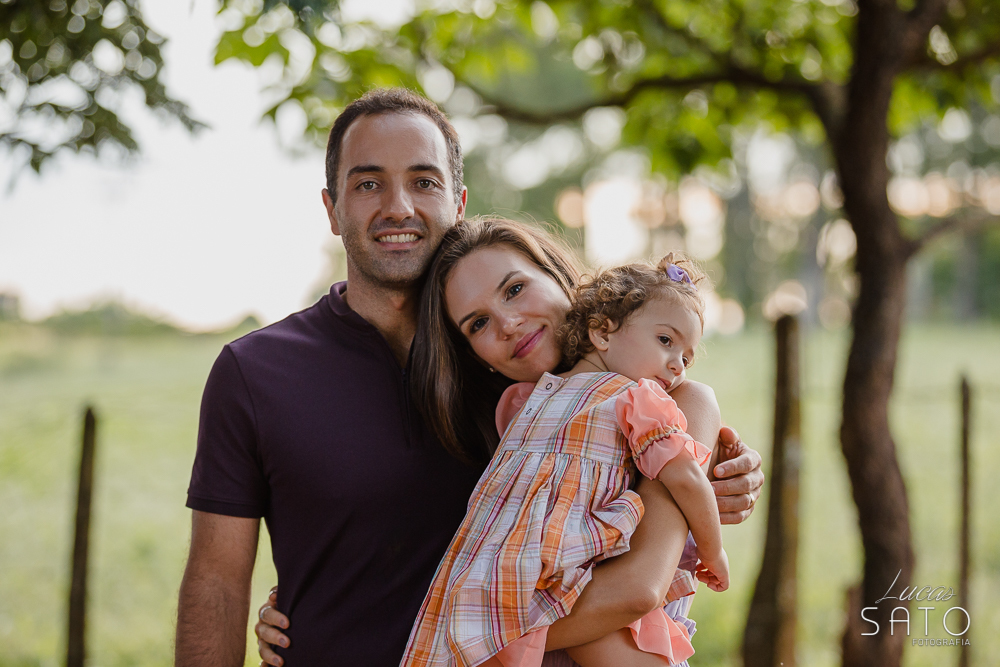 Foto de família na fazenda na região de São Gotardo-MG. Fotógrafo de ensaios e família localizado na região de São Gotardo-MG.
