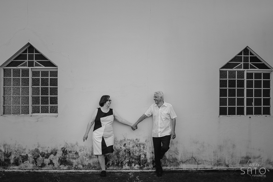 Fotografia de casal para comemorar os 50 anos de casados, bodas de Ouro. Ensaio realizado em São Gotardo-MG
