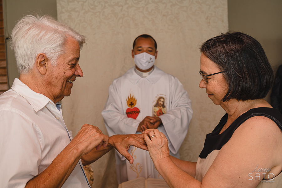 Bodas de Ouro durante a bênção do padre para o casal Wanda e Nadir realizado em São Gotardo-MG