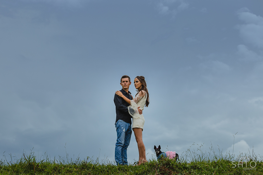 Cachorro e casal durante o ensaio de casal realizado na cidade de São Gotardo-MG e Matutina-MG