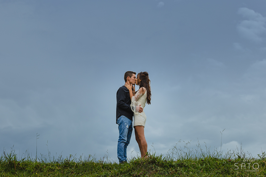 Foto e pose de casal para ensaio durante o casamento civil realizado em sítio na região de Matutina-MG