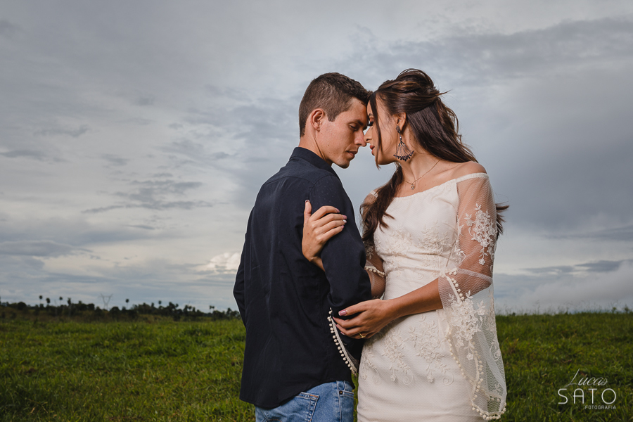 Pose de casal para ensaio externo realizado em Matutina-MG