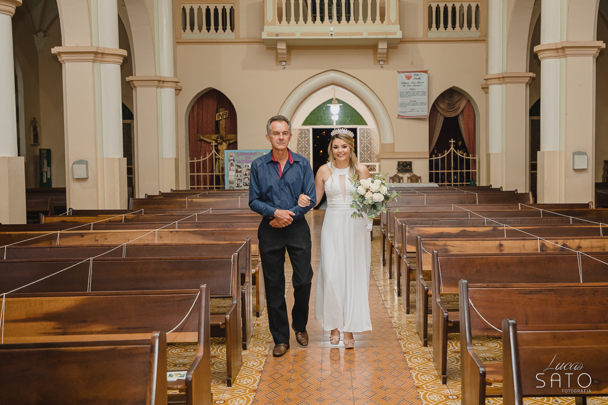 Entrada da noiva com o pai durante o casamento íntimo realizado na cidade de São Gotardo-MG
