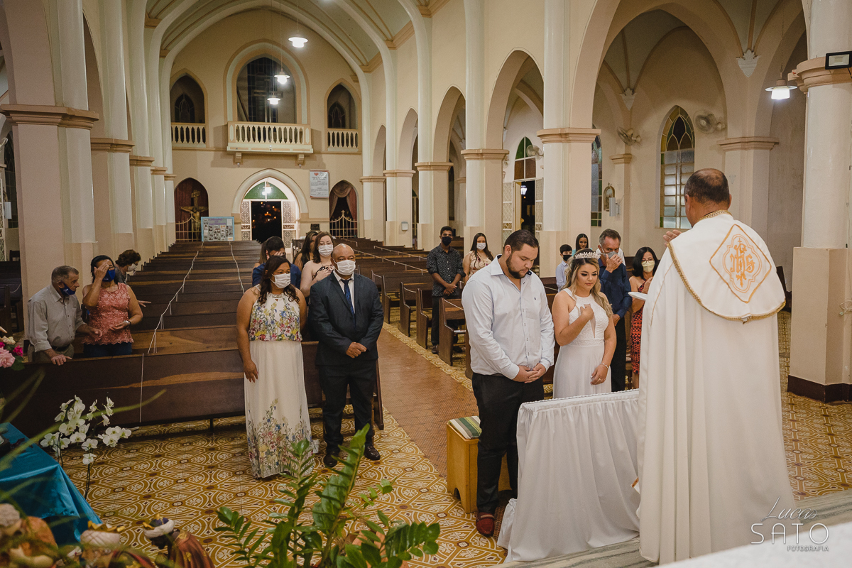 Foto de casamento íntimo com poucos convidados realizado em São Gotardo-MG
