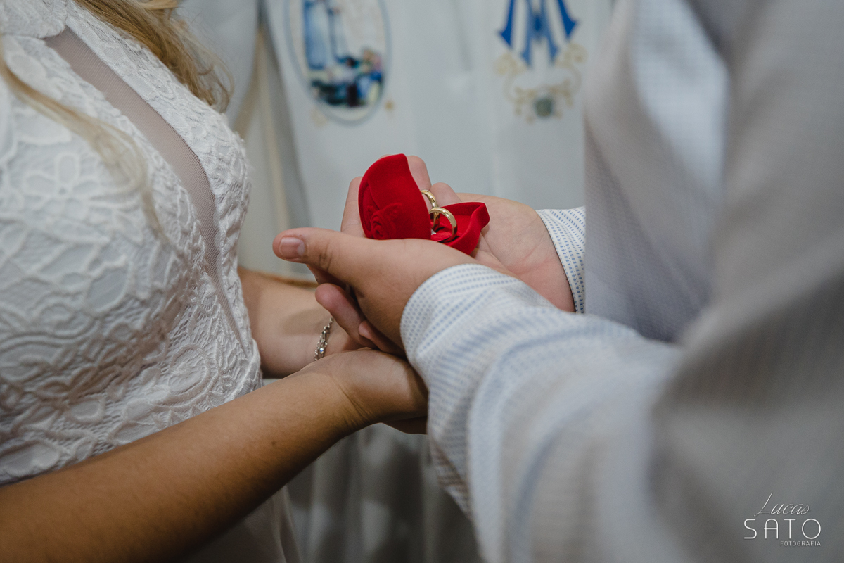 Aliança de casamento durante cerimônia religiosa realizada em São Gotardo_MG