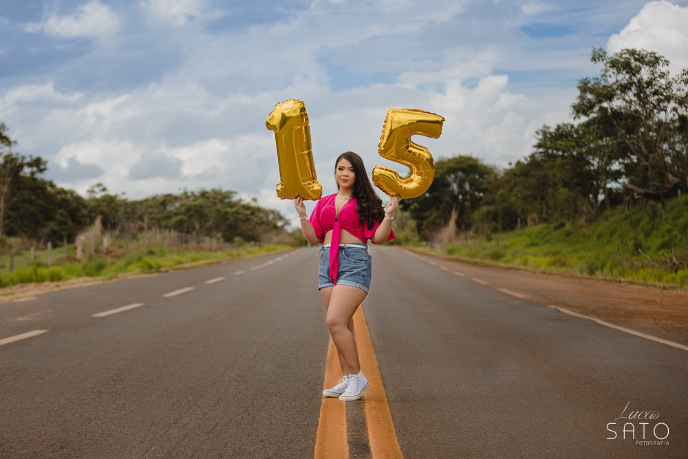 Ensaio feminino com balões de idade.
Ensaio 15 anos no meio do asfalto realizado em São Gotardo-MG