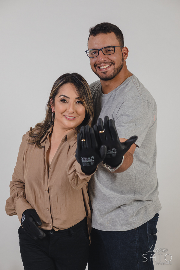 Aliança de casados de Bodas de algodão. Foto de casal realizado no estúdio fotográfico em São Gotardo-MG