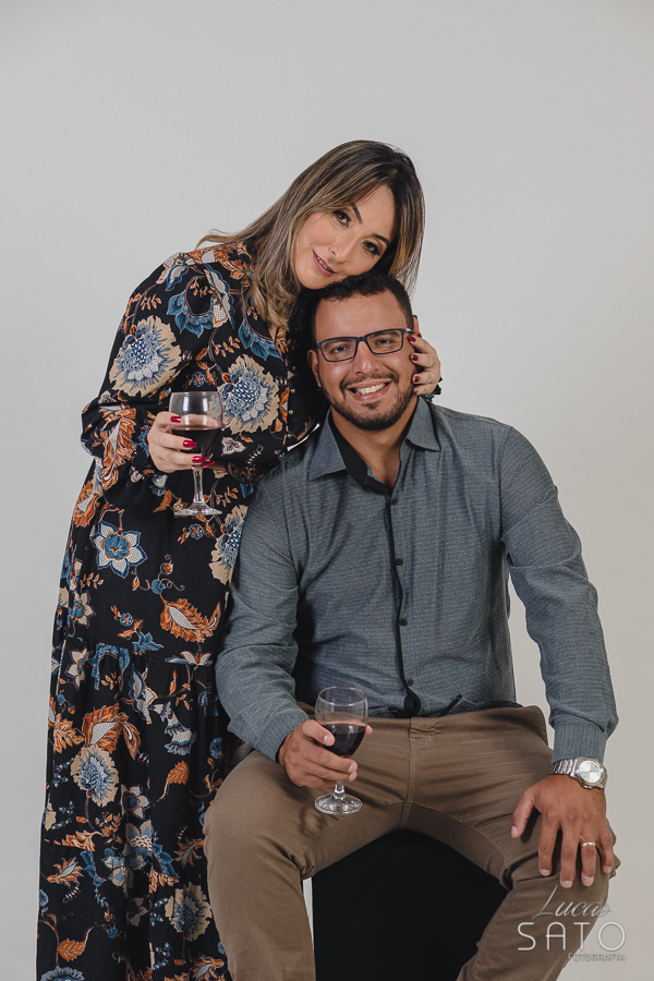 Foto com vinho tinto durante o ensaio de casal realizado na cidade de São Gotardo-MG