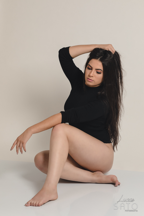 Blusa preta para ensaio feminino em estúdio, localizado em São Gotardo.