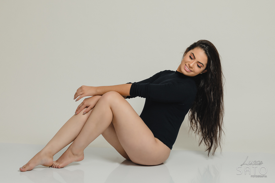 Pose com suavidade e leveza para ensaio feminino em estúdio fotográfico localizado na cidade de São Gotardo.