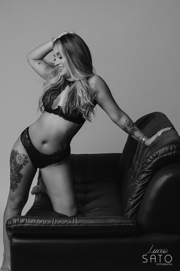 Lingerie para ensaio feminino em estúdio. Estúdio fotográfico localizado no município de São Gotardo-MG