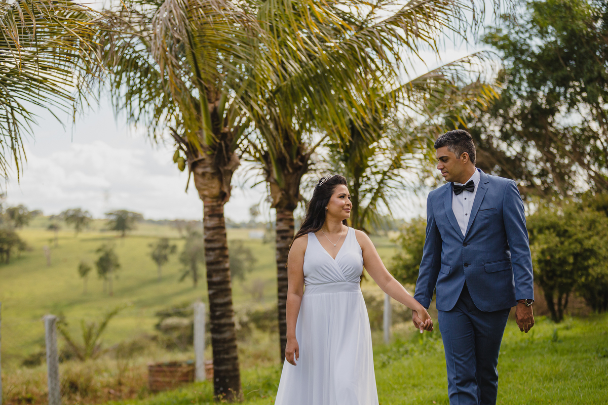 Terno azul para noivos.