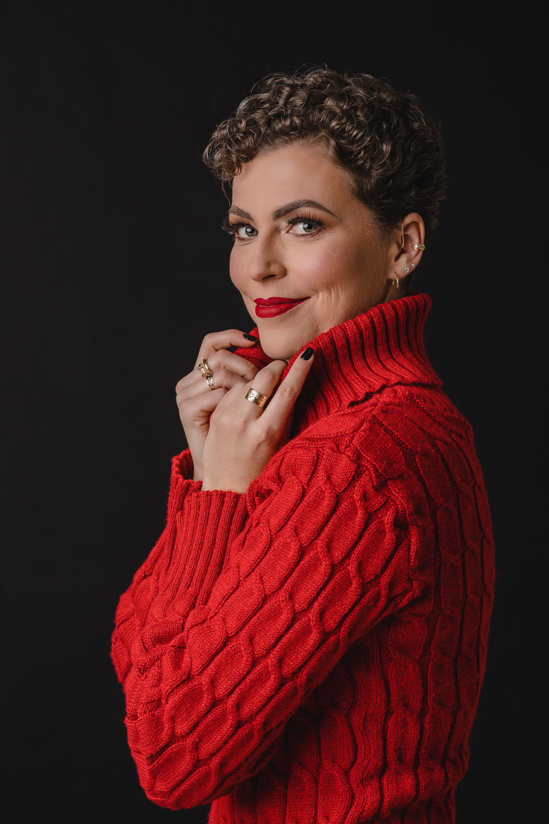 Ensaio feminino em estúdio. Pose feminina em estúdio.