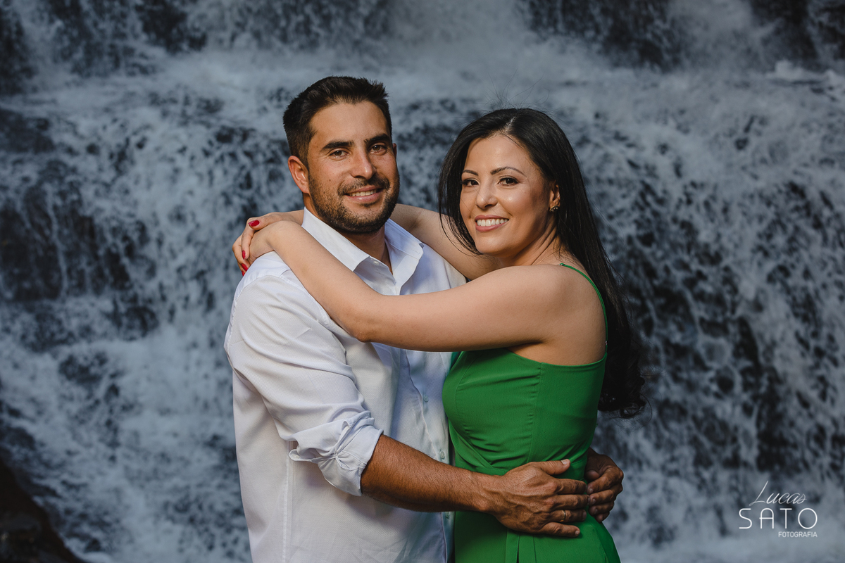 Ensaio de casal na Cachoeira do Indaiazinho localizado no município de Santa Rosa da Serra/MG.