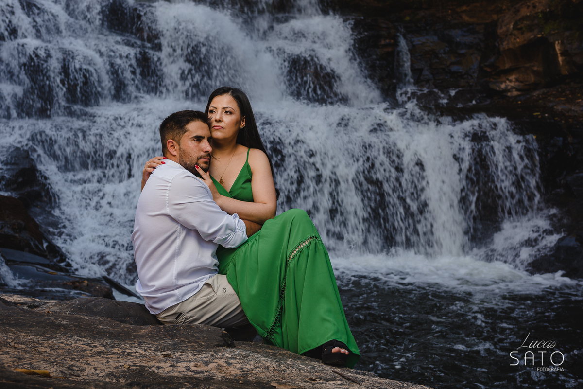 Fotógrafo de ensaio de casal. Ensaio realizado na Cachoeira do Indaiazinho no município de Santa Rosa da Serra-MG.