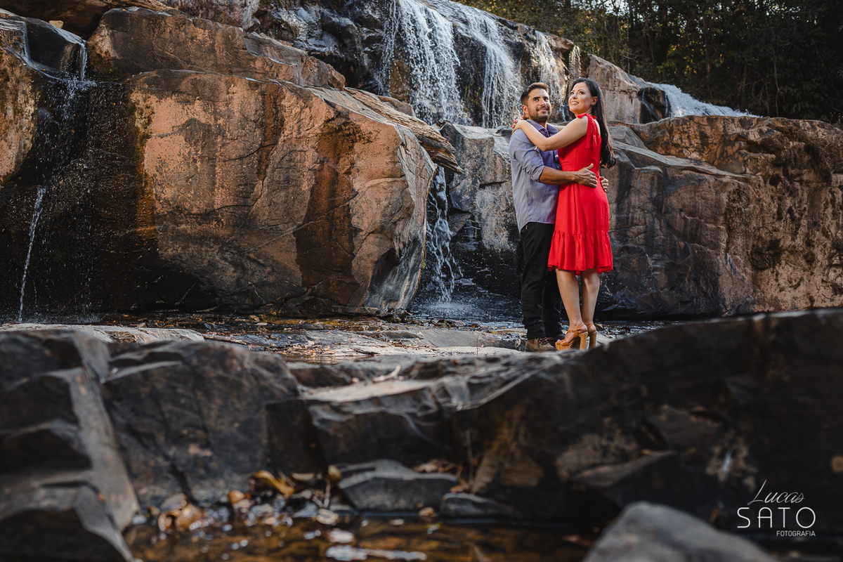 Cachoeira do Indaiazinho em Santa Rosa da Serra-MG. Foto de casal na Cachoeira e vestido vermelho para ensaio de casal ou pre wedding.