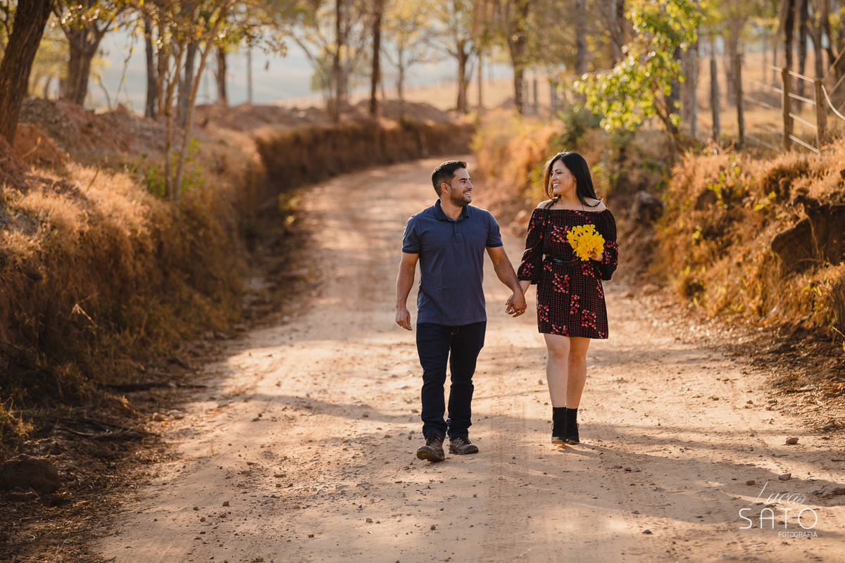 O que é Pre wedding ou ensaio de casal? São fotos realizadas antes do dia do casamento, preferencialmente com 30 a 45 dias antes do dia do casamento. Ensaio no Cerrado Mineiro, região de São Gotardo-MG.