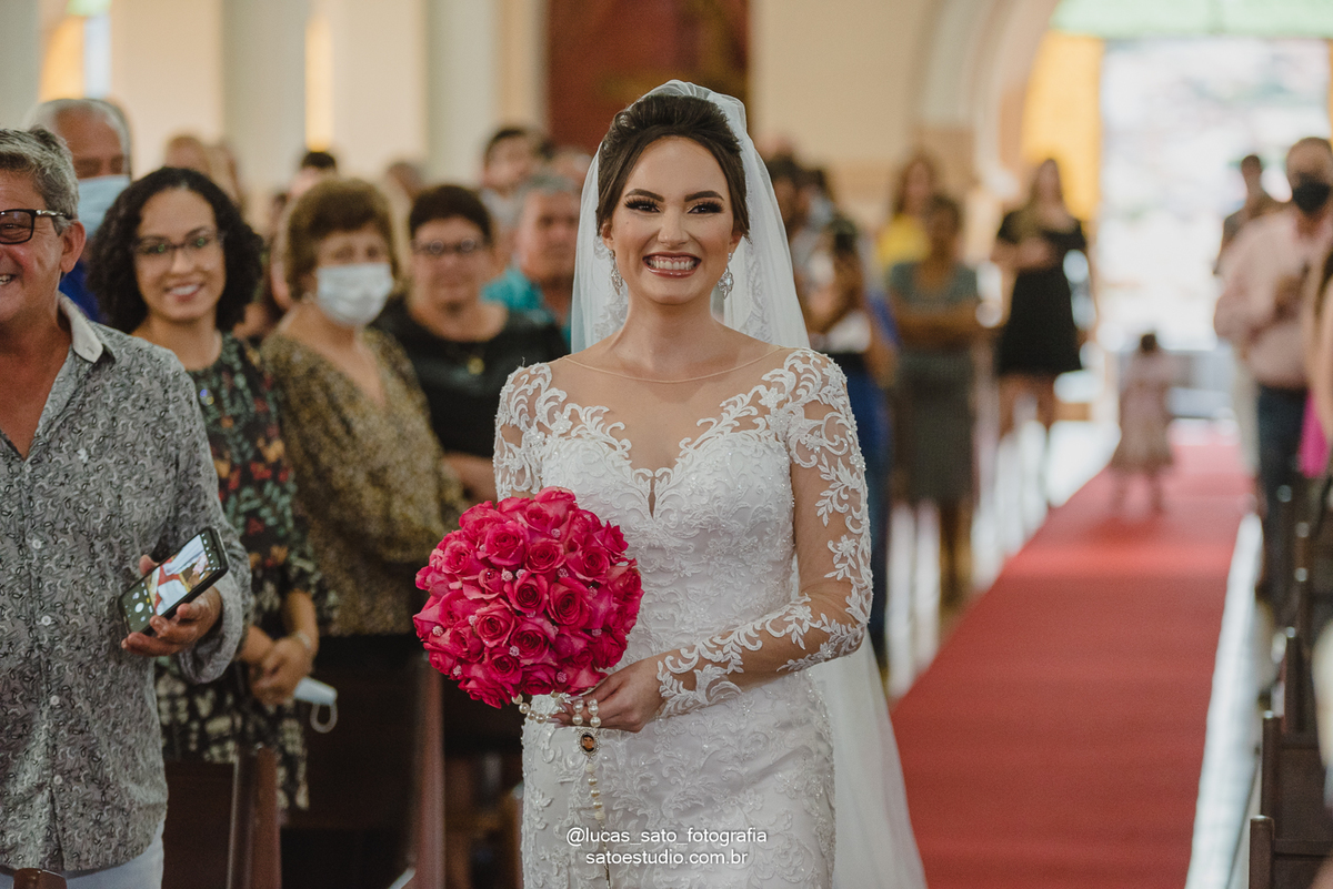 Entrada da noiva na Igreja de São Sebastião no município de São Gotardo-MG. Foto do fotógrafo profissional Lucas Sato-Fotografia