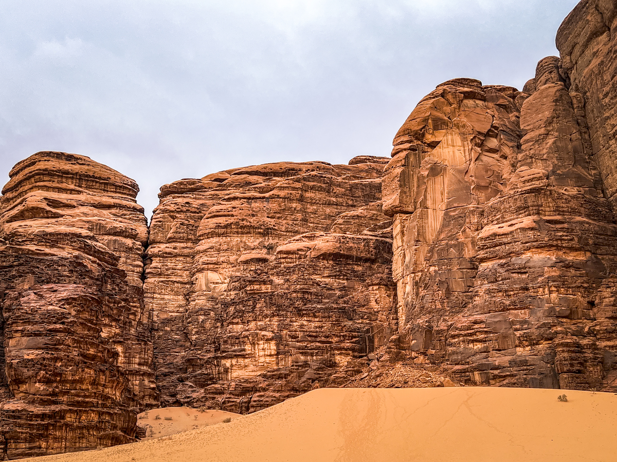 3. Matéria
Deserto de Wadi Rum, Jordânia — 2023

Formação mineral onde o tempo geológico se torna superfície visível.

Edição limitada · 13 exemplares · 12 disponíveis para venda
1 edição Hors D'Commerce para sorteio
Obra assinada, numerada e certificada